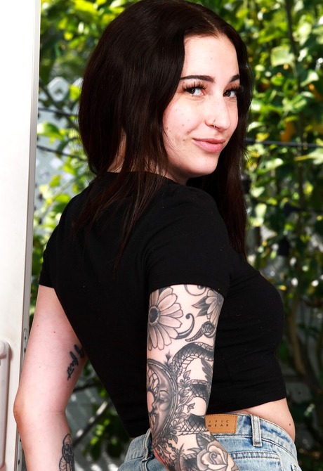 Tattooed brunette Mik Luv will seduce you with perfect ass and pussy spreading - 4 of 16