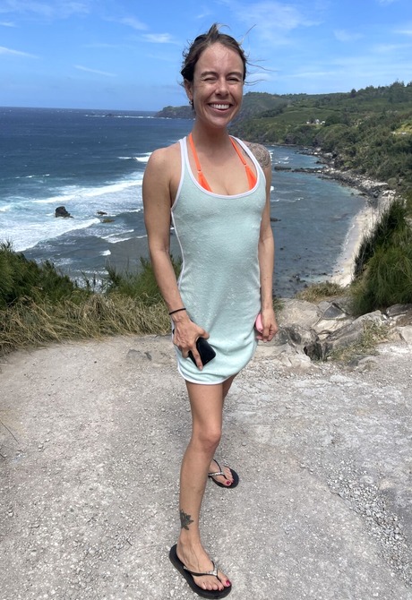 Playful amateur babe Summer Vixen teasing naked on tropical beach - 2 of 16