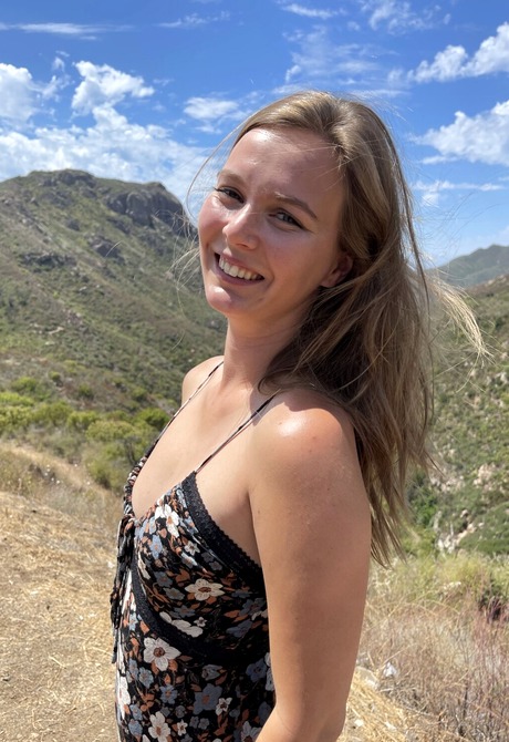 Sexy teen Stella Sedona flashing pussy in outdoor upskirts - 3 of 16